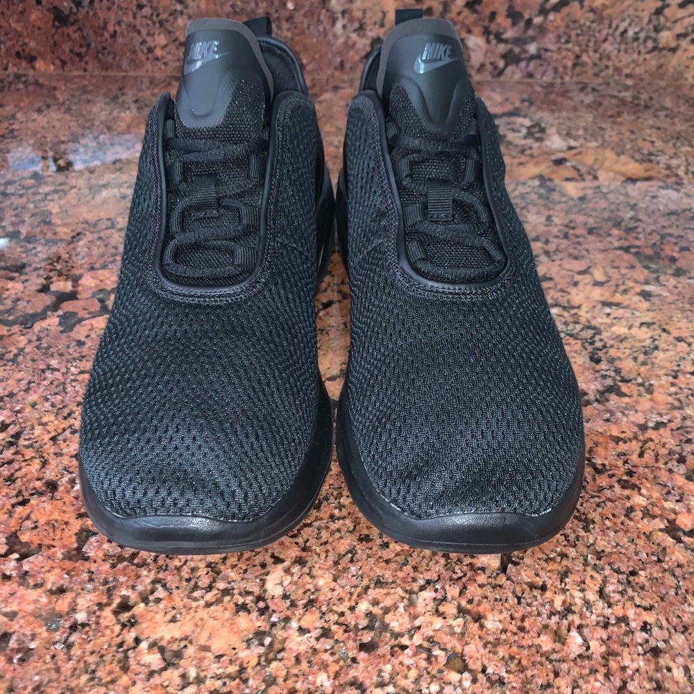 NIKE Air Max Motion 2